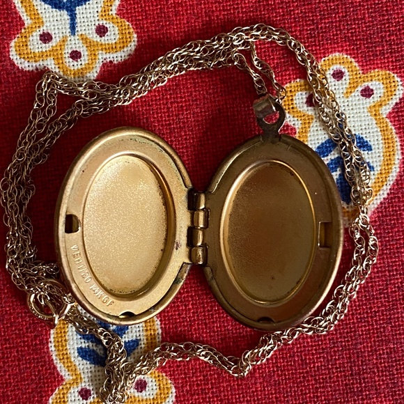VTG I WEH I 14K Gold Filled Oval Locket - Medium - Picture 4 of 16